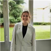 Profesora de inglés imparte clases a todas las edades